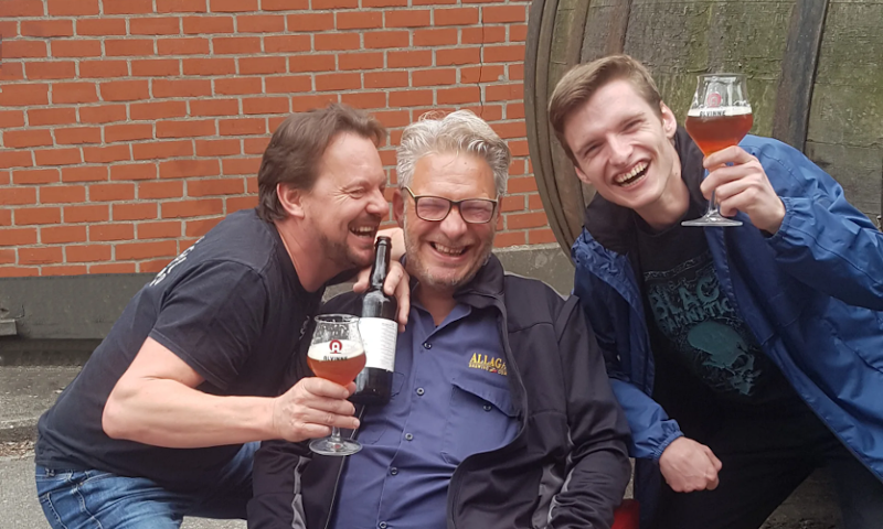 Brouwers van Alvinne en Vrijstaat Vanmol met Bloedarend bier in de hand